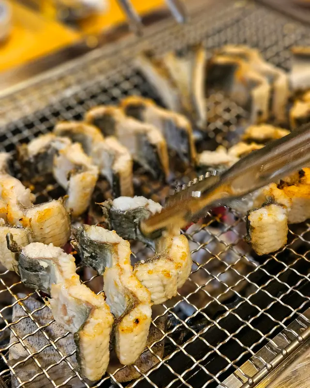 불판 위에서 구워지는 장어