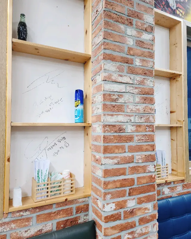 싱싱한 굴이 가득 담긴 접시