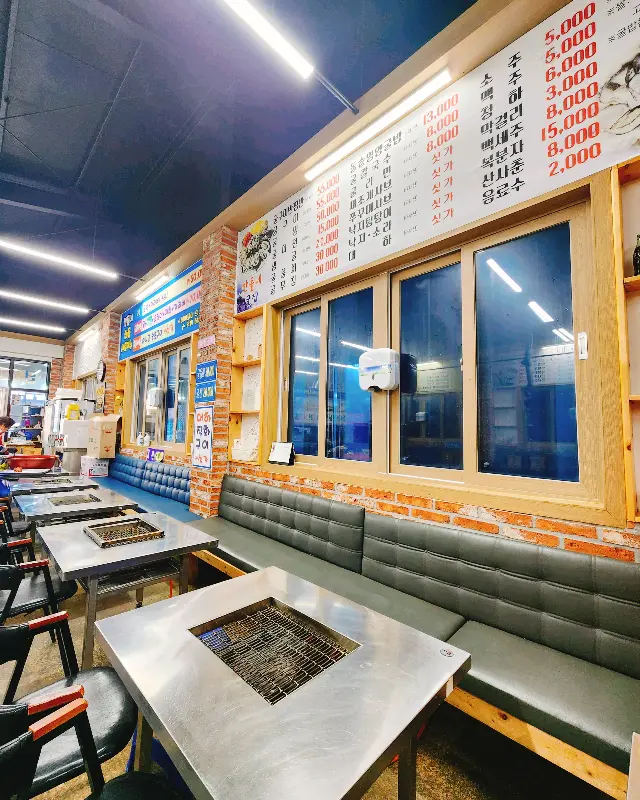 굴구이를 위해 석쇠 위에 올려진 굴들