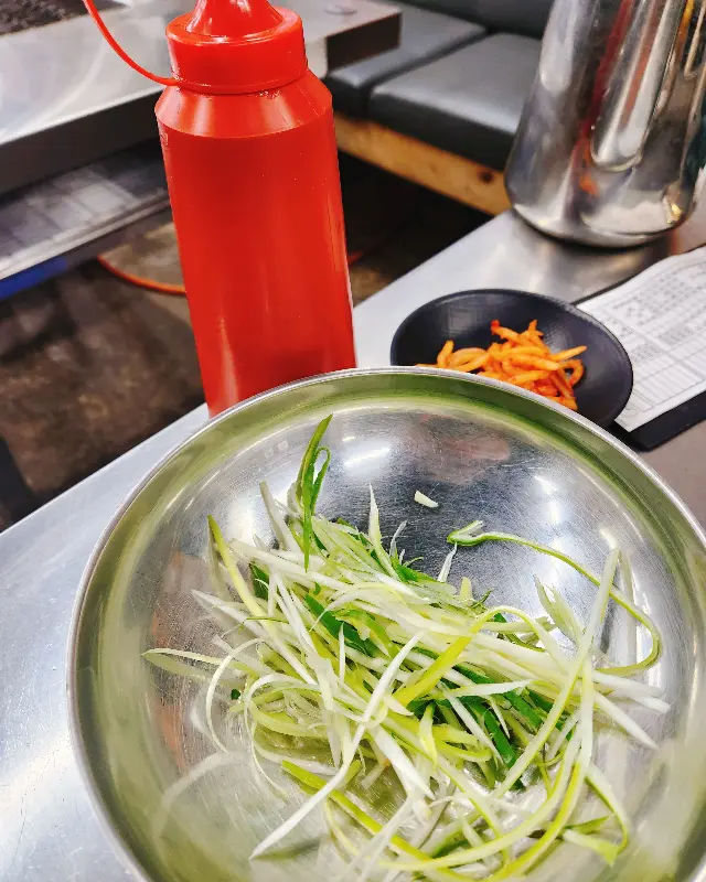 신선한 굴과 함께 제공되는 다양한 곁들임 재료들