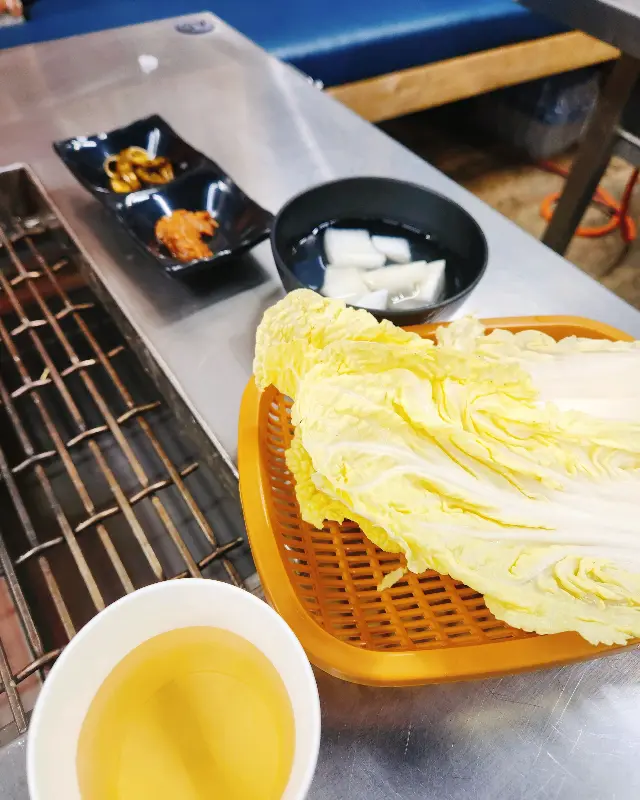 굴과 함께 곁들여 먹기 좋은 신선한 배추