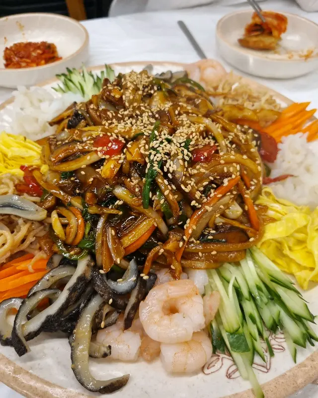 푸짐하게 차려진 한 상