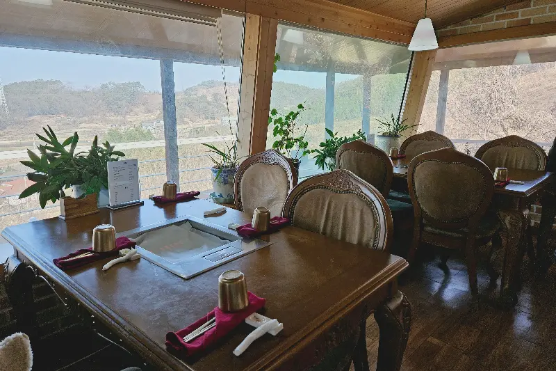 창밖 풍경이 보이는 식당 내부