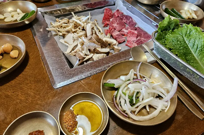 한우등심과 버섯이 구워지고 있는 모습