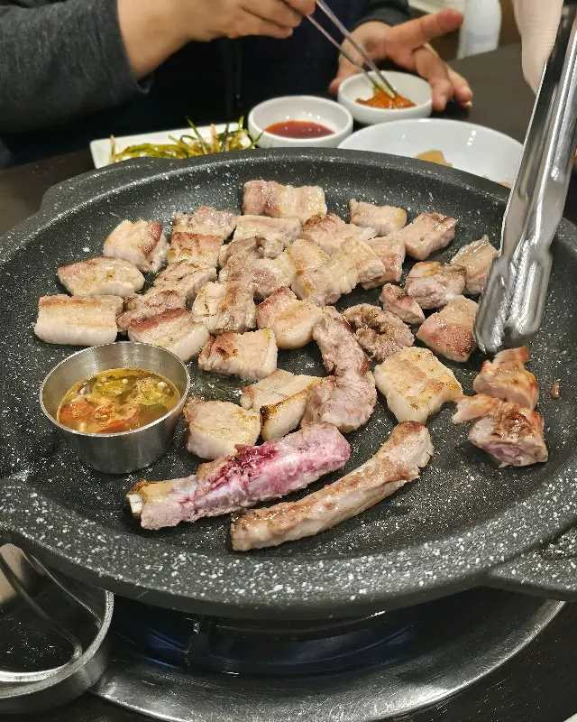 숯불 위에서 익어가는 갈비