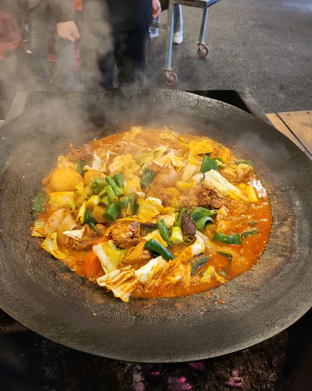 솥뚜껑 닭볶음탕