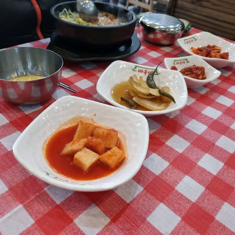 붉은색 깍두기와 곰탕