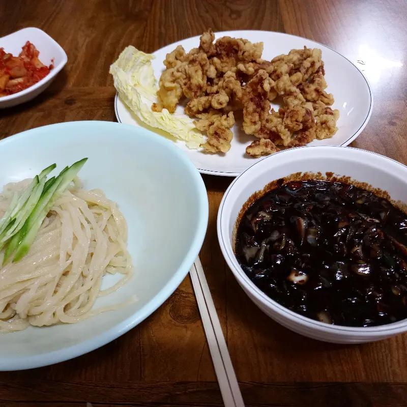 간짜장, 탕수육, 김치의 조화