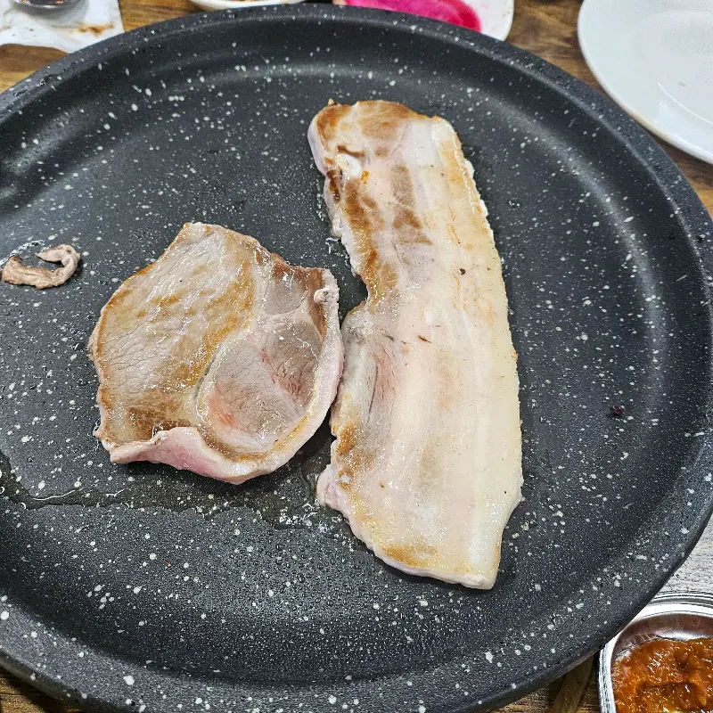 잘 구워진 삼겹살