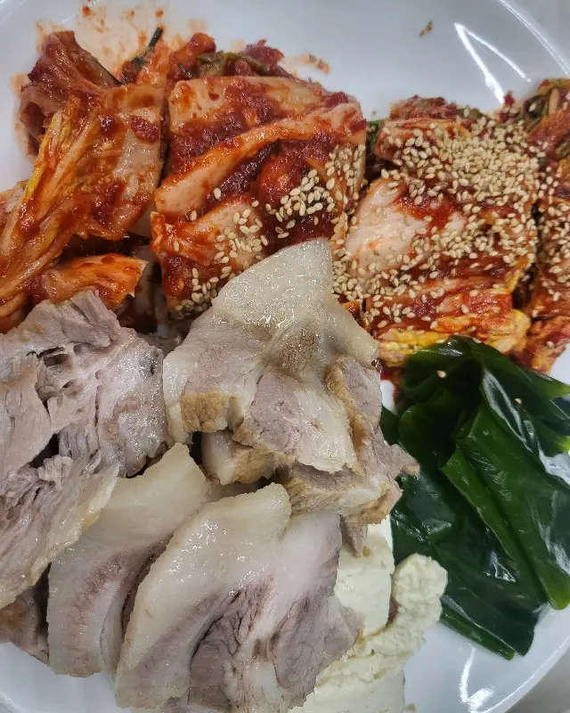 사또보쌈의 푸짐한 보쌈 한 상 차림