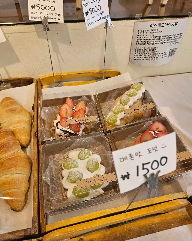 쇼케이스 안에 진열된 다양한 종류의 도넛