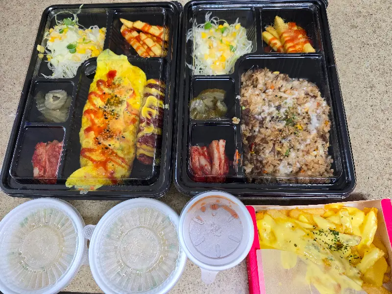 포장된 오므라이스와 필라프