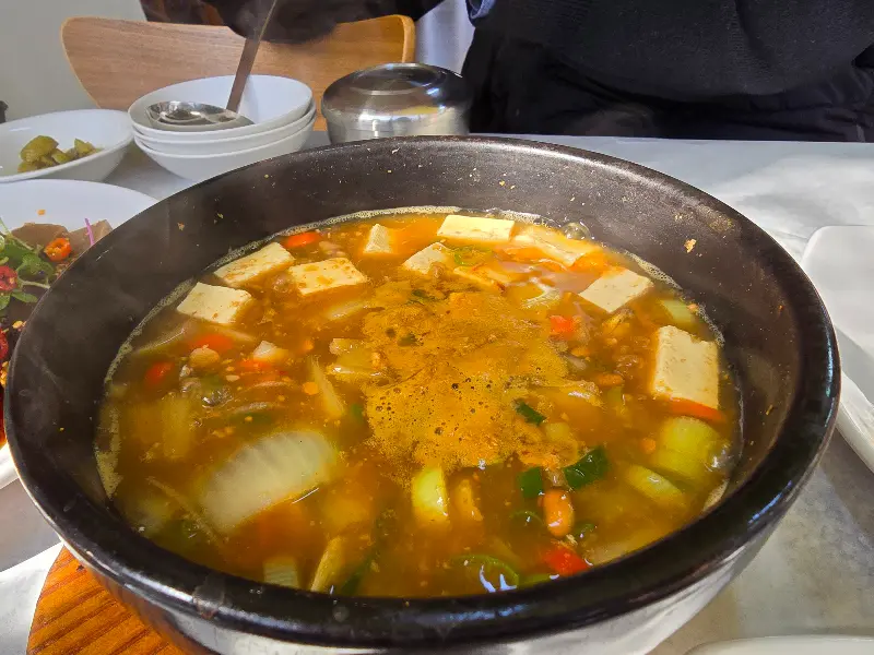 뚝배기에 담겨 나오는 된장찌개