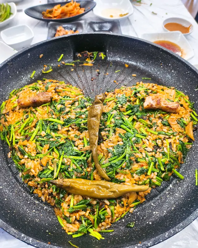 하트 모양으로 만들어진 미나리 볶음밥