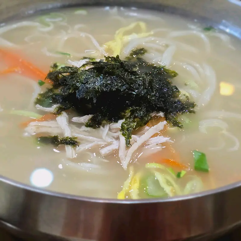 닭칼국수의 섬세한 고명