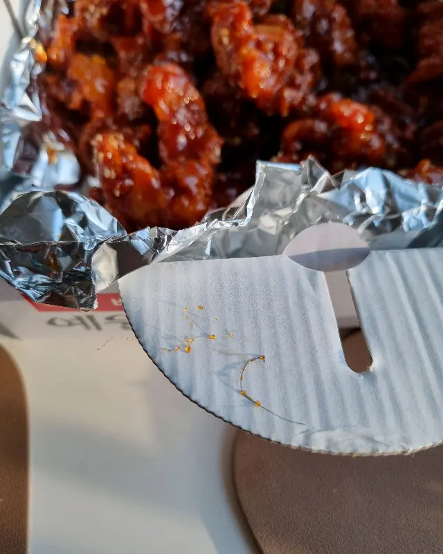 닭강정 상자 덮개에 묻은 양념 자국