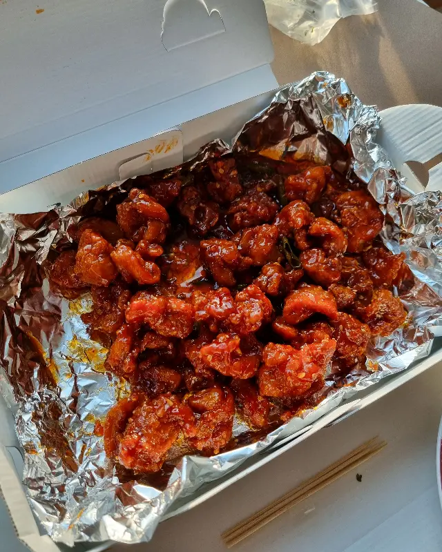 윤기가 흐르는 닭강정의 먹음직스러운 모습