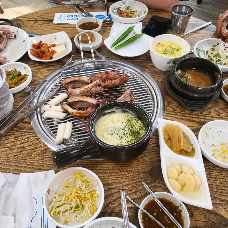 푸짐하게 차려진 한 상