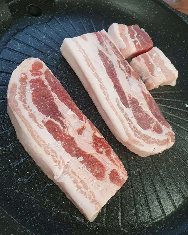 불판 위에 올려진 두툼한 삼겹살