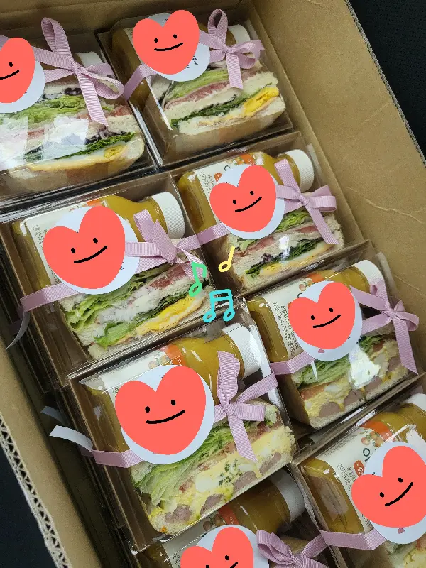 선물 포장된 디저트