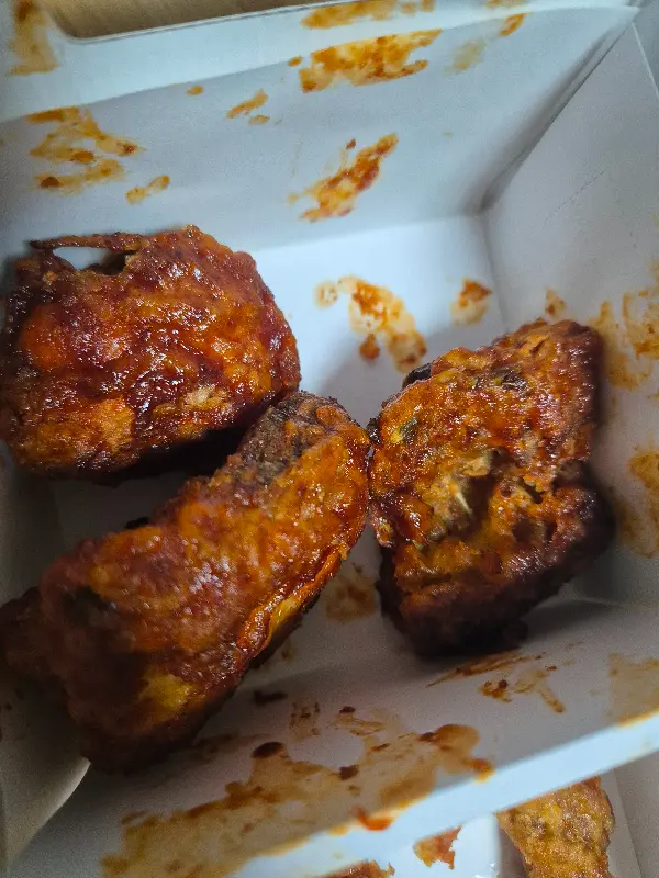 교촌치킨 특유의 간장맛과 매콤한 레드 맛의 조화