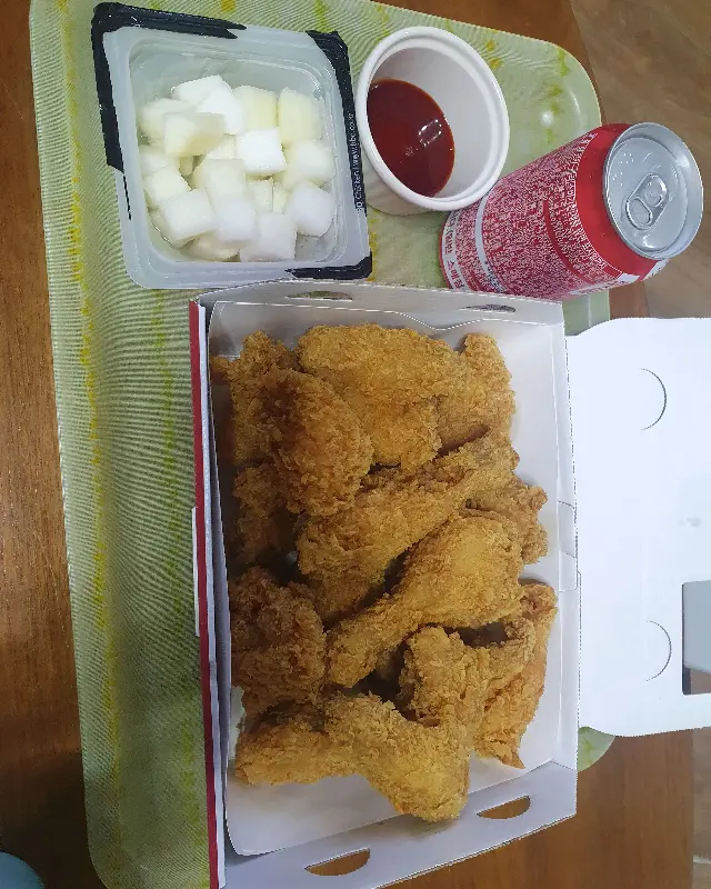 황금빛 튀김옷을 입은 치킨과 시원한 콜라의 조화