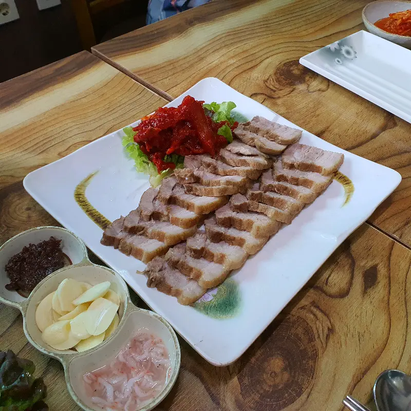 윤기가 좔좔 흐르는 수육