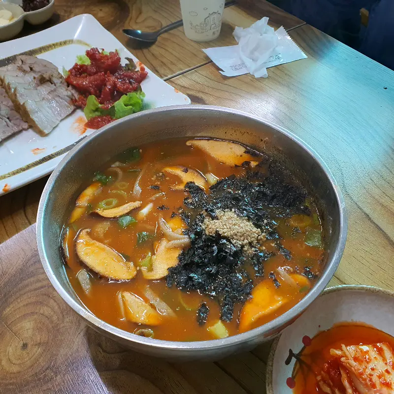 째복 장칼국수와 수육 한 상 차림