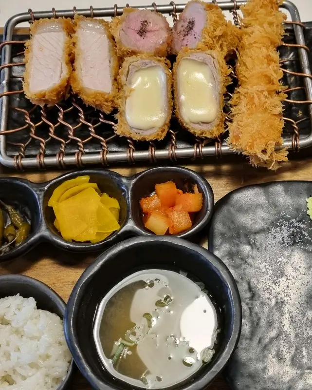 다양한 종류의 돈까스가 놓인 테이블