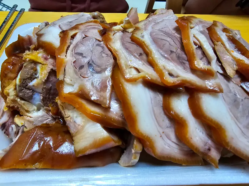 윤기가 흐르는 족발