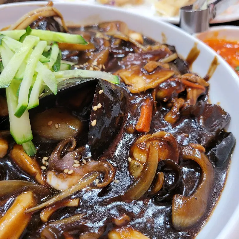 윤기 좔좔 짜장면