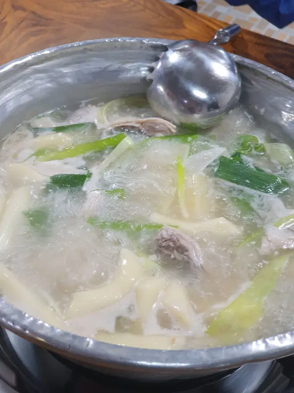 칼국수 면발이 닭 육수에 푹 익어가는 모습
