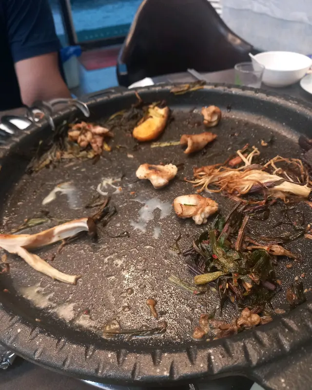 다 먹은 후의 곱창 불판