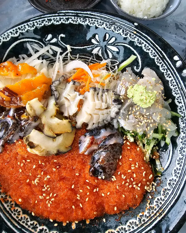 해산물이 가득 담긴 해녀물회의 아름다운 자태