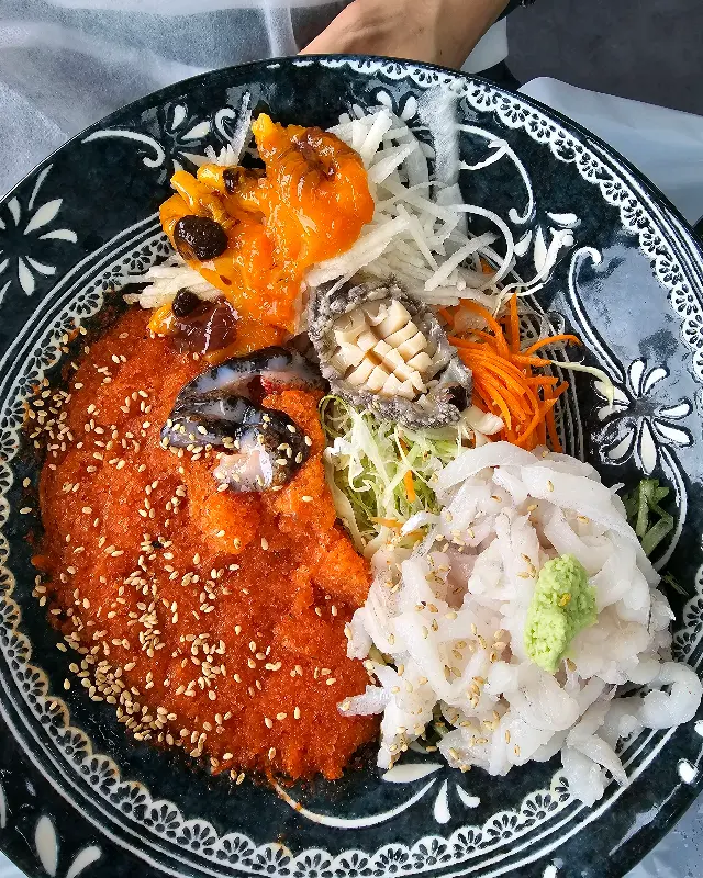 윤기가 흐르는 신선한 회가 듬뿍 올려진 회덮밥