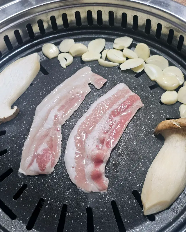 불판 위의 삼겹살과 마늘