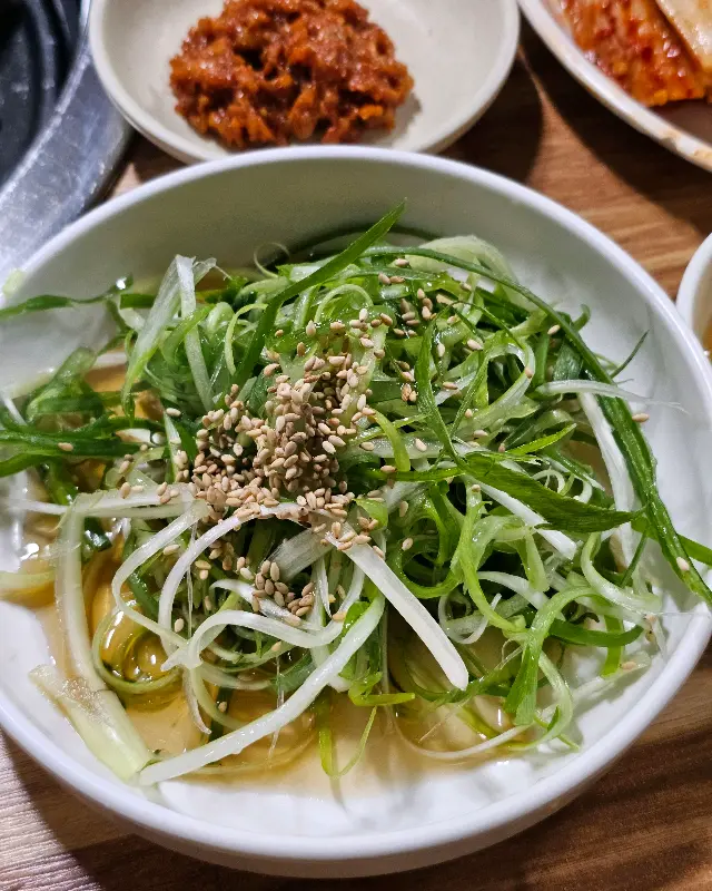 참깨가 뿌려진 파채