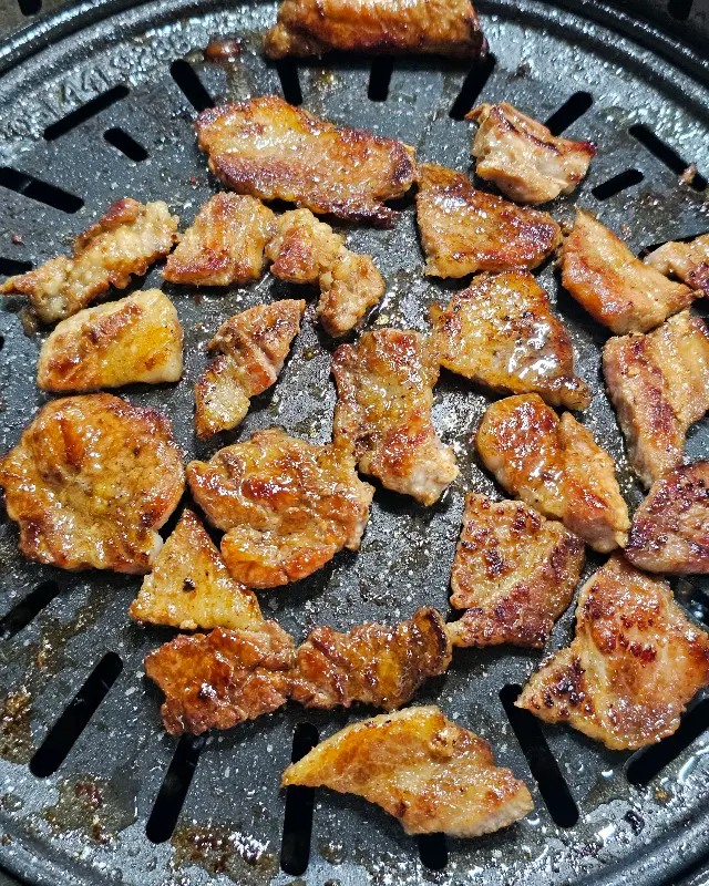 노릇하게 구워진 돼지갈비