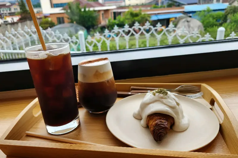 아이스 아메리카노와 크로와상