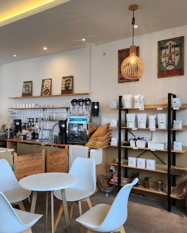 카페 내부 테이블 좌석