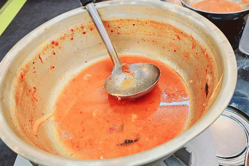 김치찌개를 다 먹은 후 냄비 바닥이 드러난 모습