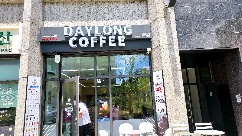 데이롱커피 외부 간판