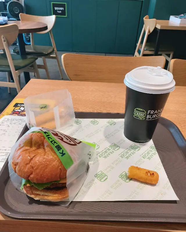 깔끔한 매장 내부