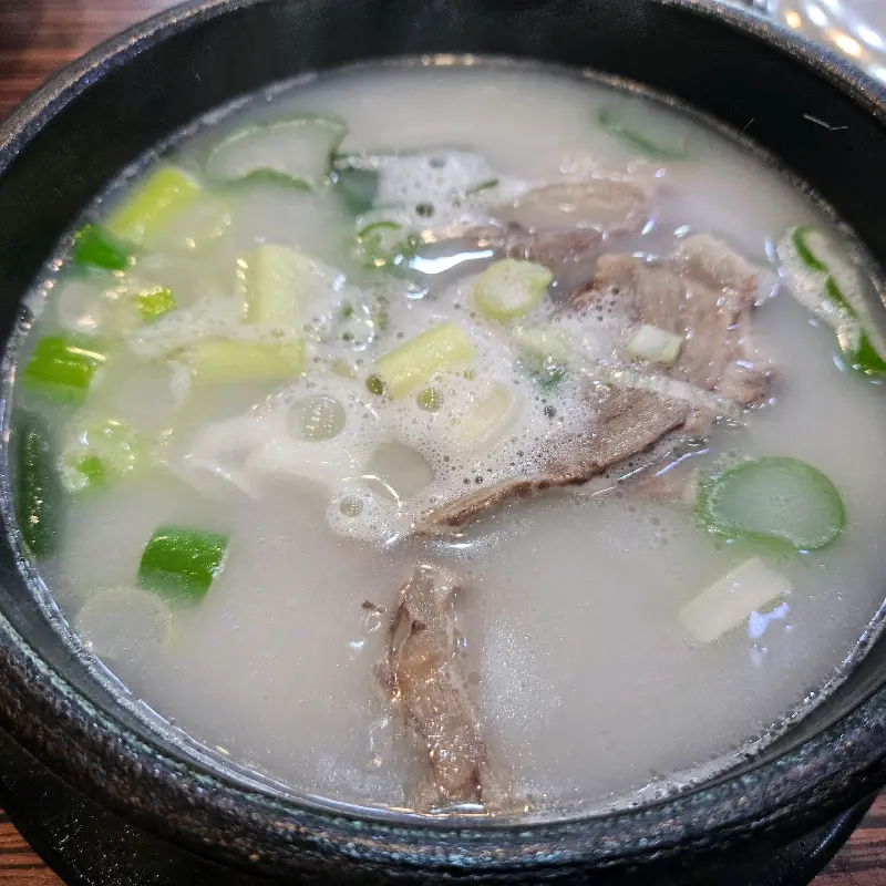 맑은 곰탕의 뽀얀 국물과 고기