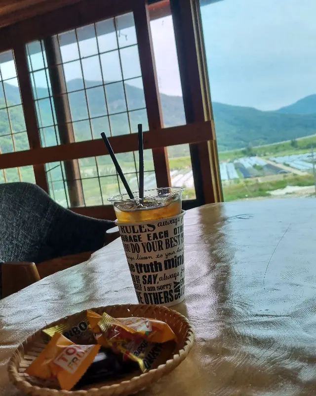 창밖으로 보이는 푸른 산과 계곡