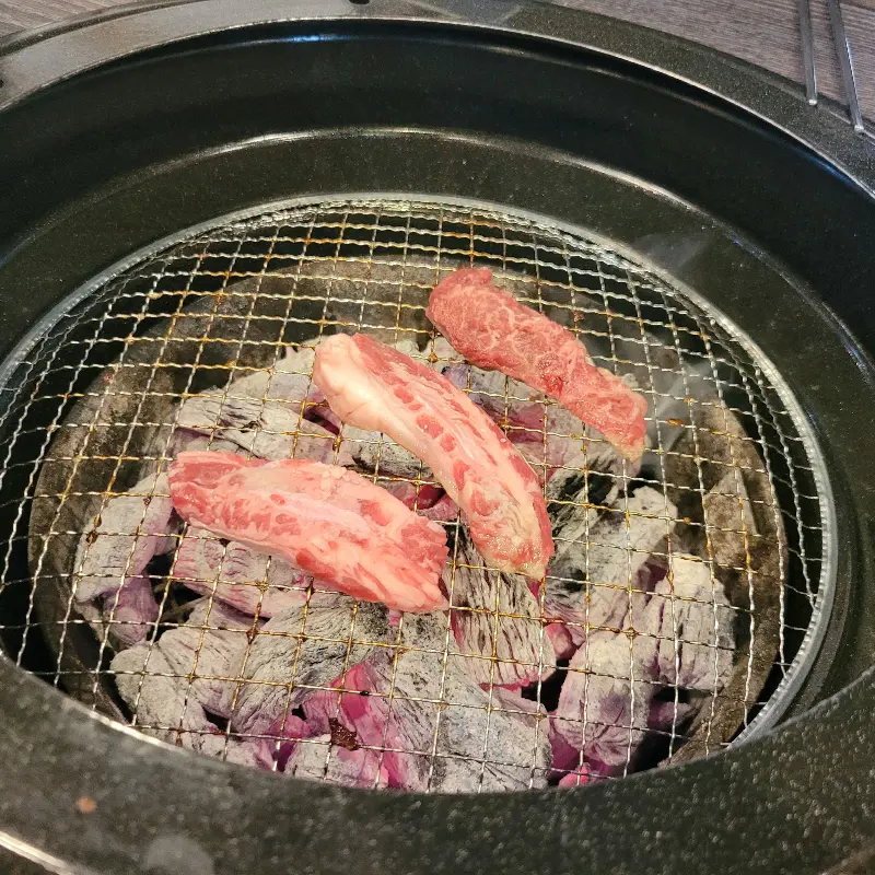 숯불 위에서 익어가는 소갈비살