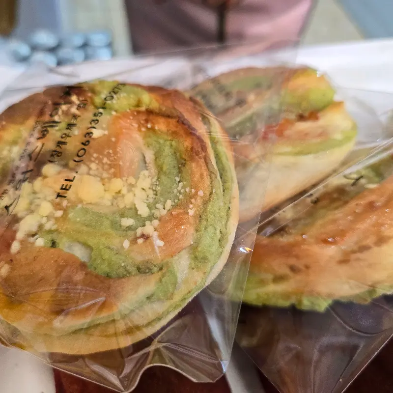 포장 비닐 봉투에 담긴 부추빵