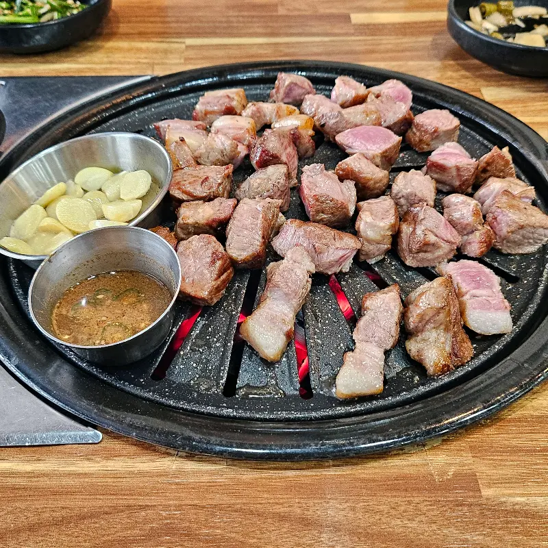 숯불 위에서 맛있게 익어가는 오겹살