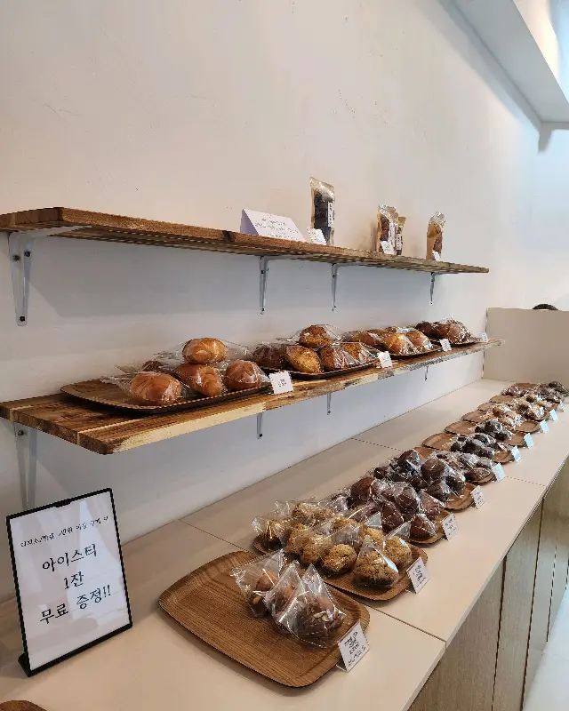 다양한 디저트가 진열된 선반