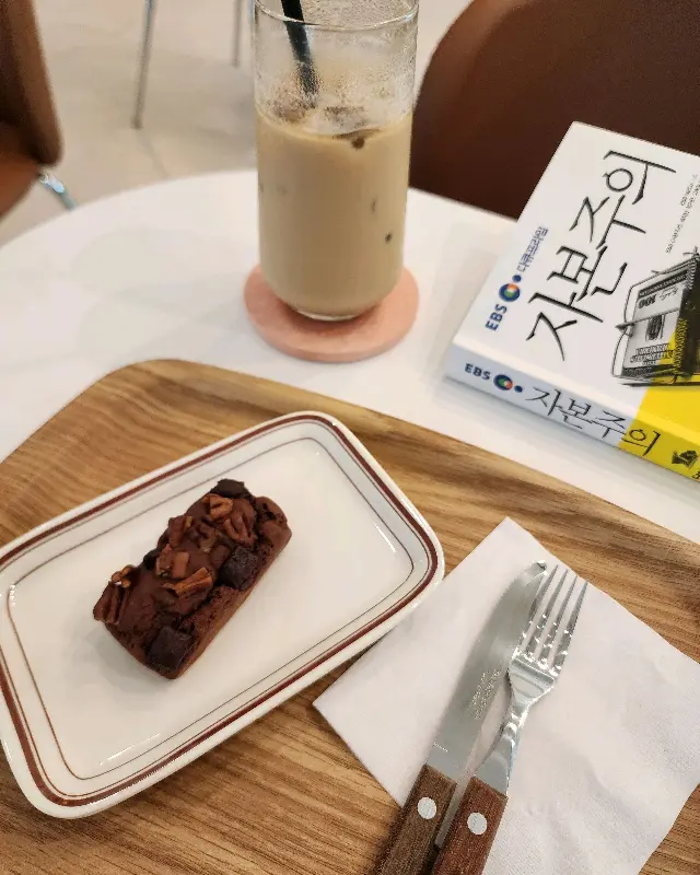 테이블 위에 놓인 음료와 디저트